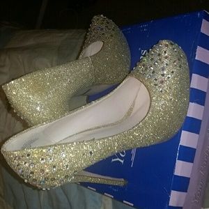 Beautiful gold bling pumps