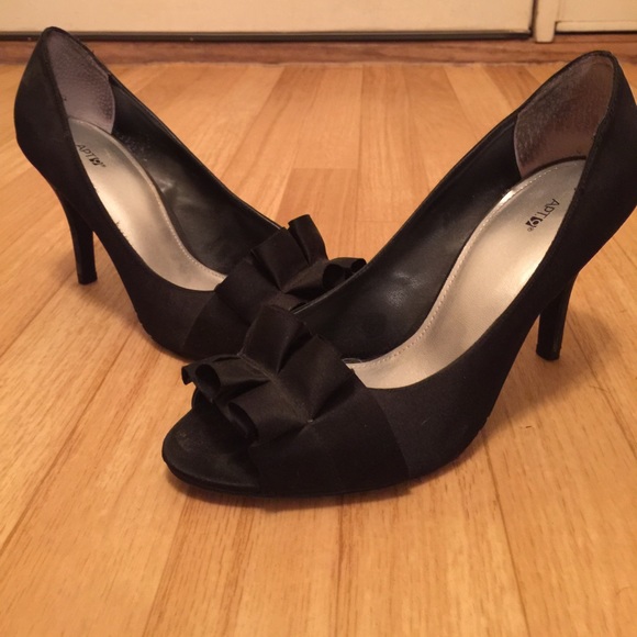 Apt. 9 Ruffle Toe Heels - Picture 2 of 3
