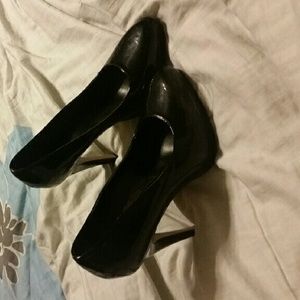 Elle shiny black pumps