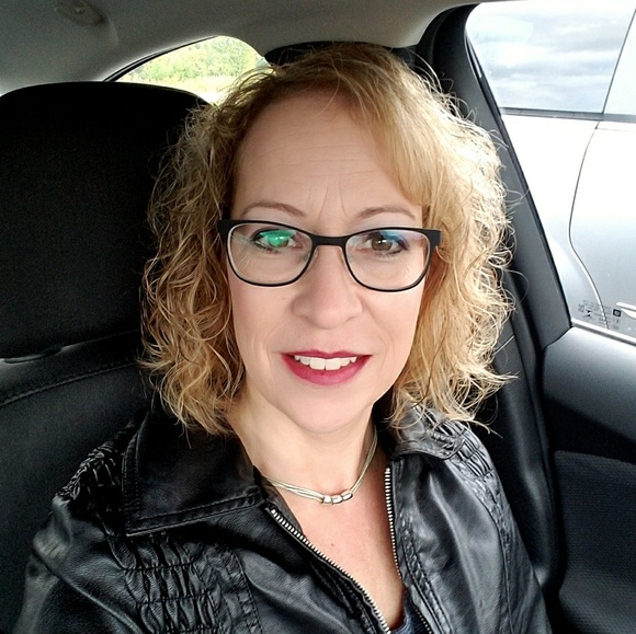 Meet your Posher, Shelley - Picture 2 of 3