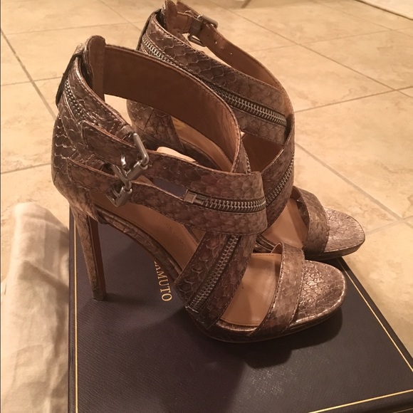 Signature Vince Camuto - SOLD!! - Picture 2 of 4