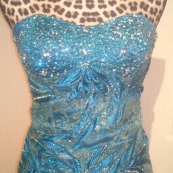 Strapless Turquiose lace and leaf pattern dress - Picture 2 of 4