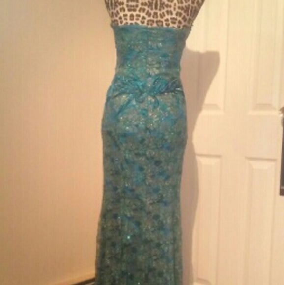 Strapless Turquiose lace and leaf pattern dress - Picture 4 of 4