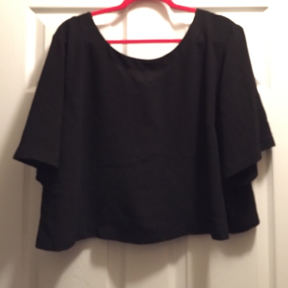 Adorable black crop top - Picture 2 of 4