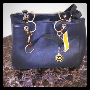 Michael kors medium size shoulder bag