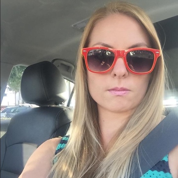 Meet your posher! - Picture 2 of 4