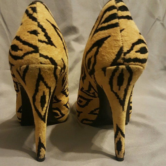 🚨sold🚨Bcbg heels - Picture 3 of 4