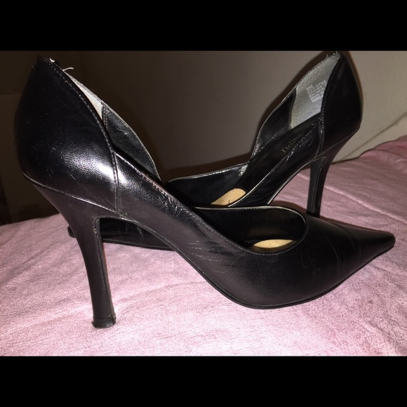 Black pumps