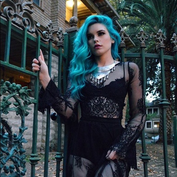 Just admiring this look.