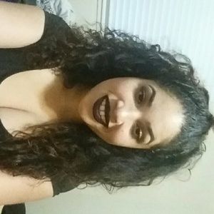 Meet your Posher, Larissa