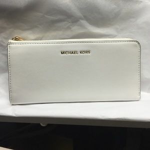 MK Colby lg zip around wallet 32H4GBAZ3L