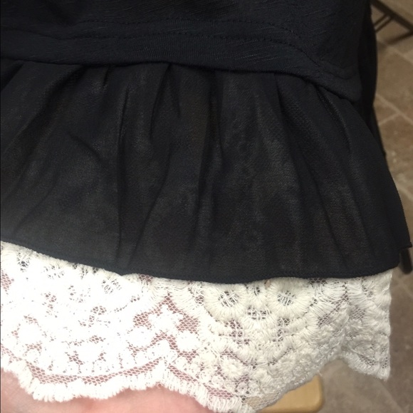 💥3X HOST PICK💥CUTE DOUBLE RUFFLE TOP IN BLACK - Picture 4 of 4