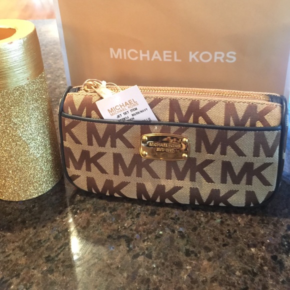 Michael Kors Handbags - Michael Kors jet set travel pouch Great Gift 💋🎁