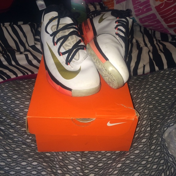 Kd 6 ( I believe ) size 4 fits like a 5
