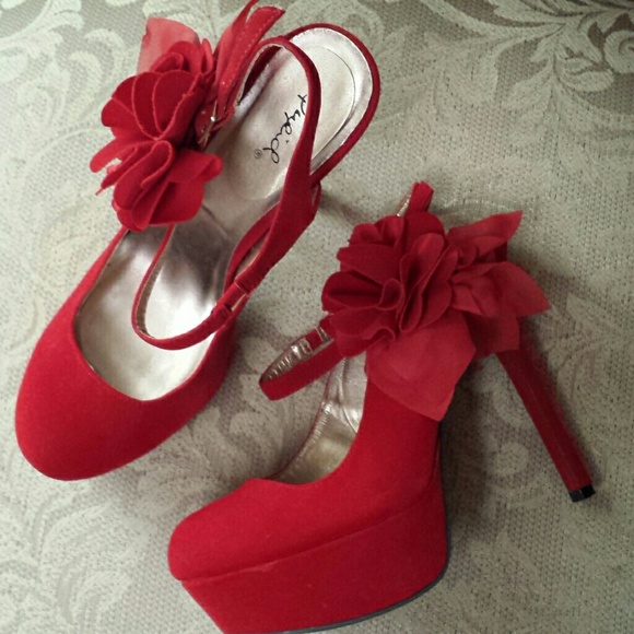 Qupid Shoes - Red velvet platform pumps