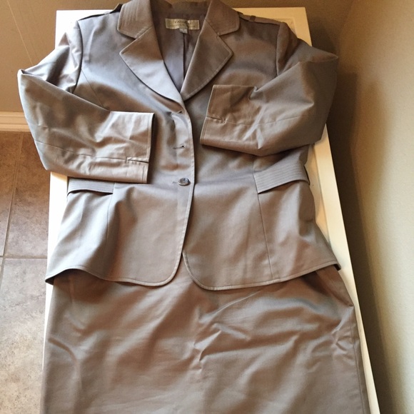 Tahari Size 10 Tan Business Suit