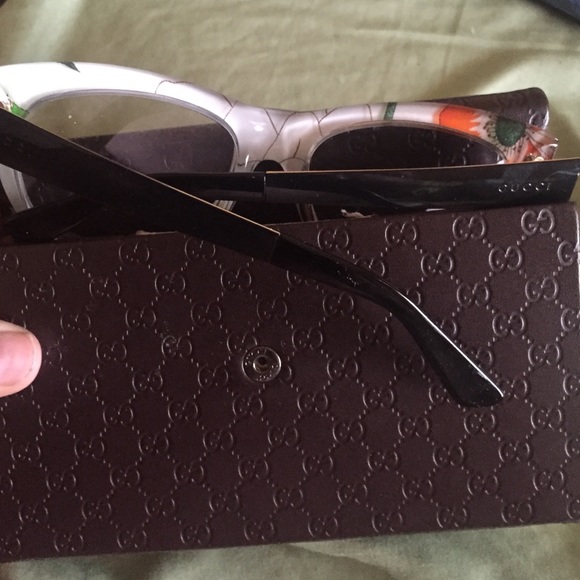 Women's Gucci glasses with case