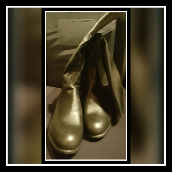 Black Vegan Leather Side Strrtch Insert 1-1/2" Heel 20-1/2" L NIB - Picture 5 of 7