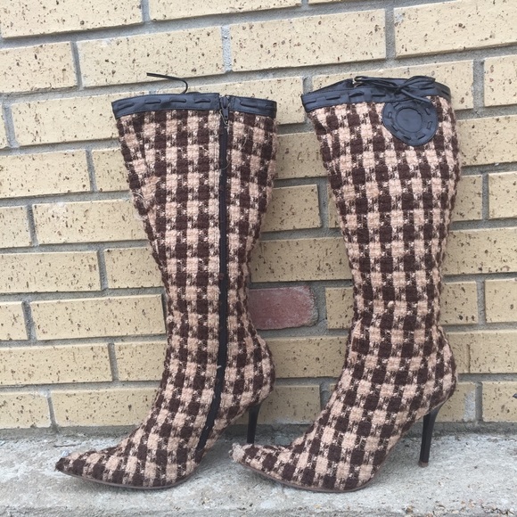 Extremely unique patterned sweater boots. Size 10