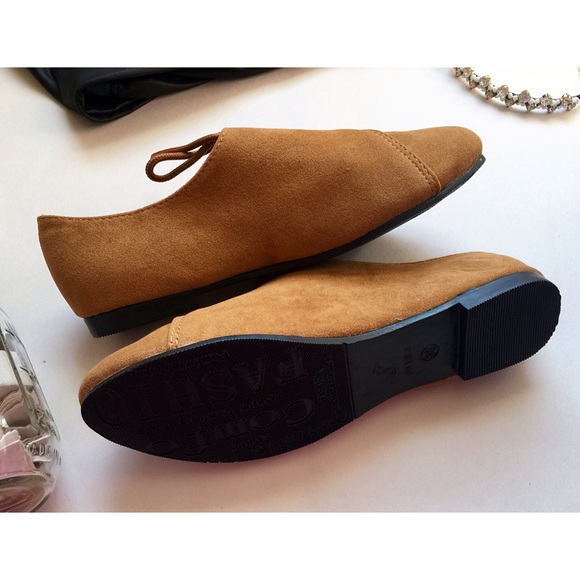 NWT! Brown Oxfords with Laces - Picture 3 of 4