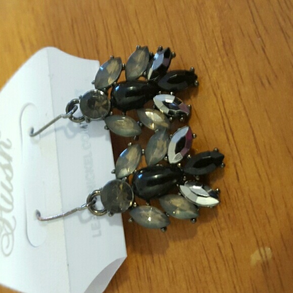 Dangle earrings - Picture 1 of 1
