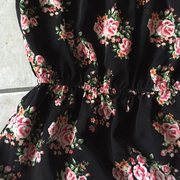 Floral romper🌺 - Picture 2 of 3