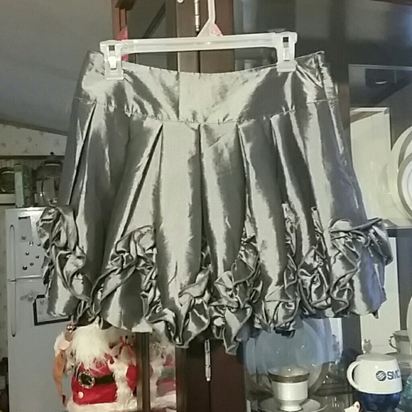Gorgeous Gray miniskirt with ruffles