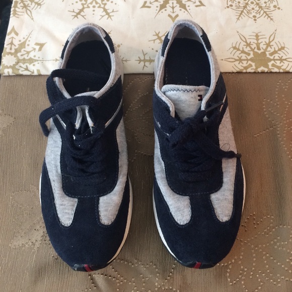 Tennis shoes