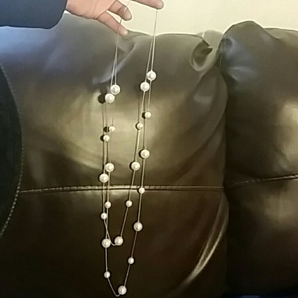 Feaux Pearl Necklace