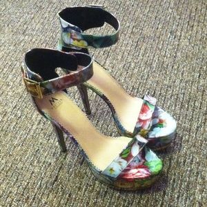 GORGEOUS! Strap Buckle high Heels - Floral