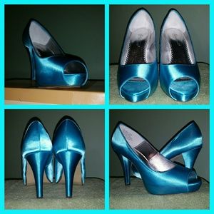 NWT Michaelangelo Platform Peep Toe