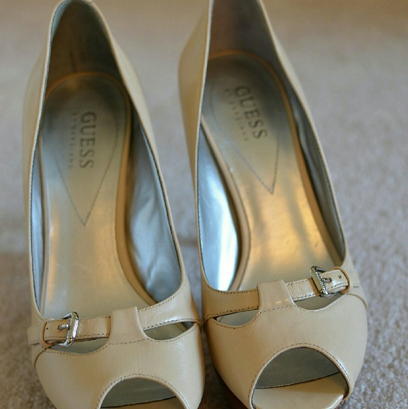 Guess peep toe pump