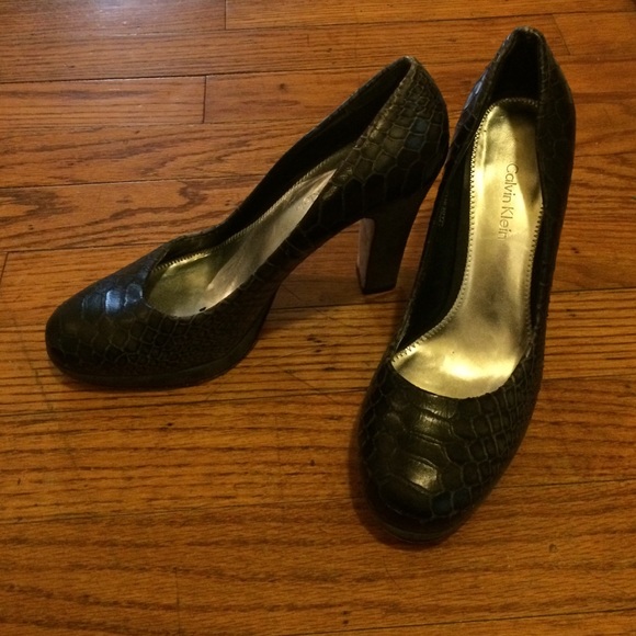 Calvin Klein platform black pumps - suede detail
