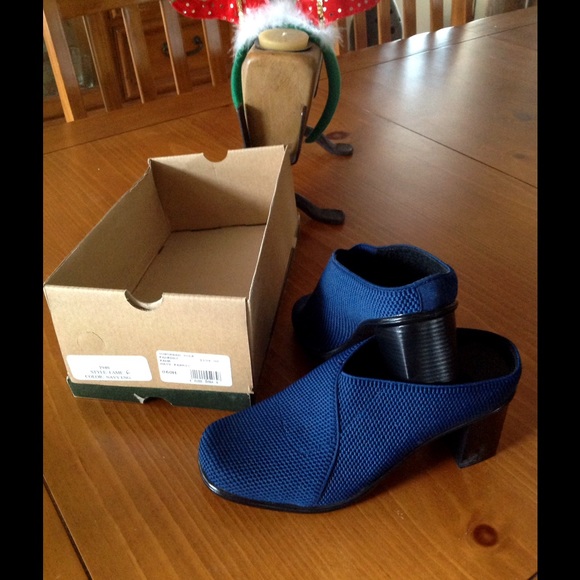 Hard-to-find Vivanz Fame navy mule