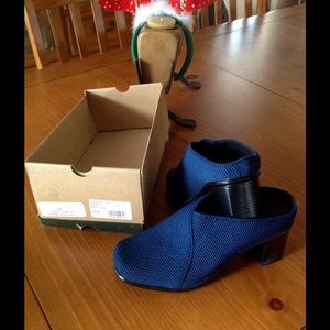 Hard-to-find Vivanz Fame navy mule