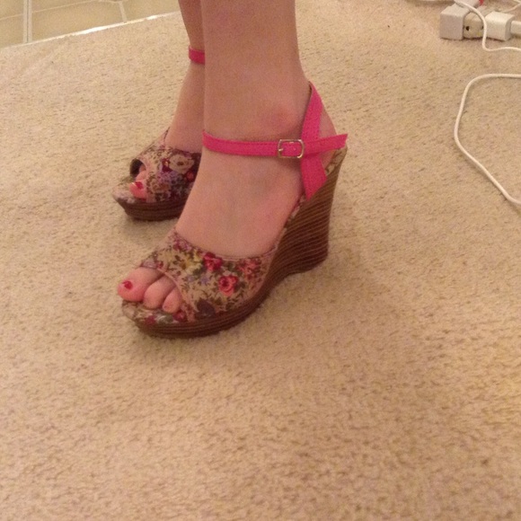 Floral wedges - Picture 1 of 3