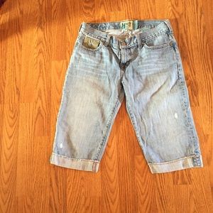 Hollister size 5 Capri jeans, they end at the knee