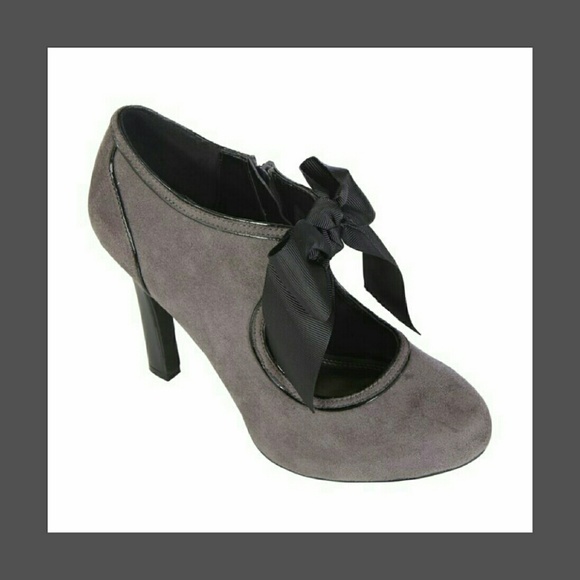 SOLD NWT Gray Bow Heels - Picture 3 of 3