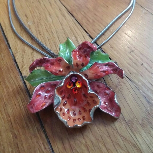 ❌SOLD❌ Beautiful Statement Flower Necklace - Picture 2 of 3