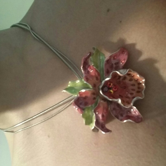 ❌SOLD❌ Beautiful Statement Flower Necklace - Picture 3 of 3