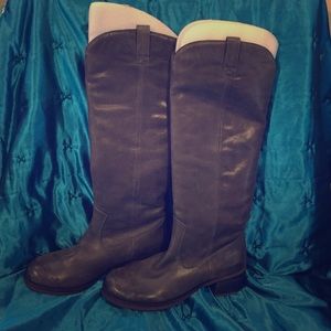 LUCKY grey leather boots