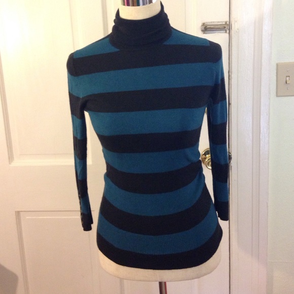 Cozy striped turtleneck from express size small