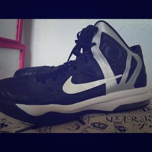 Black nike air max hyper aggressor basketball shoe