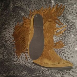 MINNETONKA FRINGE BOOTS. Women's SIZE 8