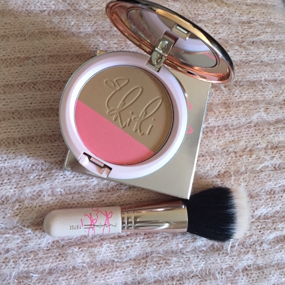 Hibiscus Kiss Bronzer and #187 small brush