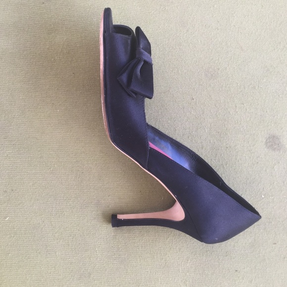 Kate Spade black satin pumps size 8b - Picture 2 of 4
