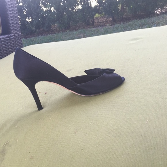 Kate Spade black satin pumps size 8b - Picture 4 of 4