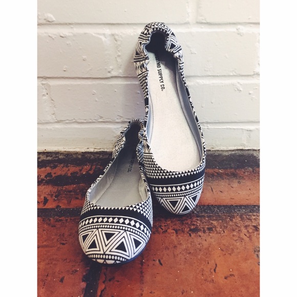 Mossimo Supply Co. Tribal Print Flats - Sz 6 NWOT