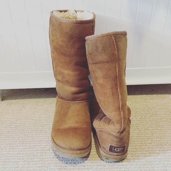 UGG Shoes - Classic tan Ugg boots
