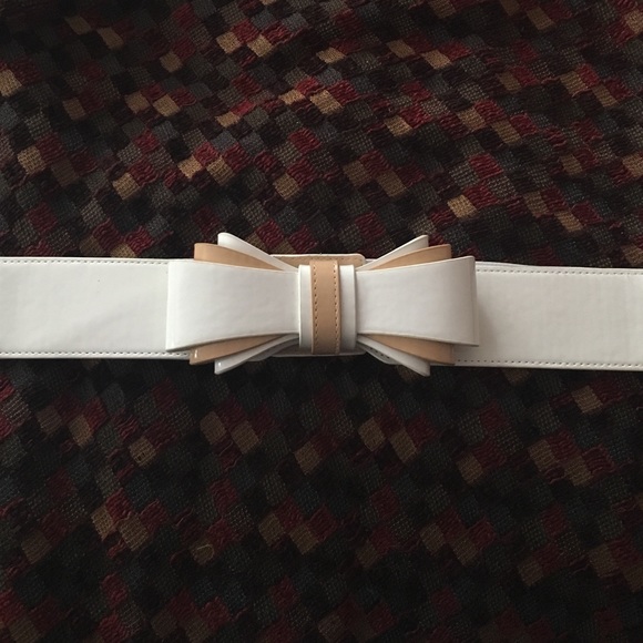 White/Tan stretch belt